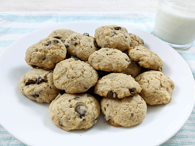 https://breadbythehour.com/wp-content/uploads/2021/03/featured-plate-of-sourdough-chocolate-chip-cookies.gif
